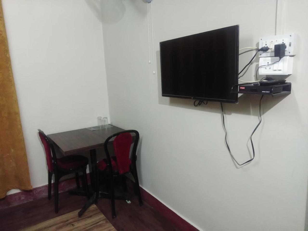 Hotel Pine Kohima Cameră foto
